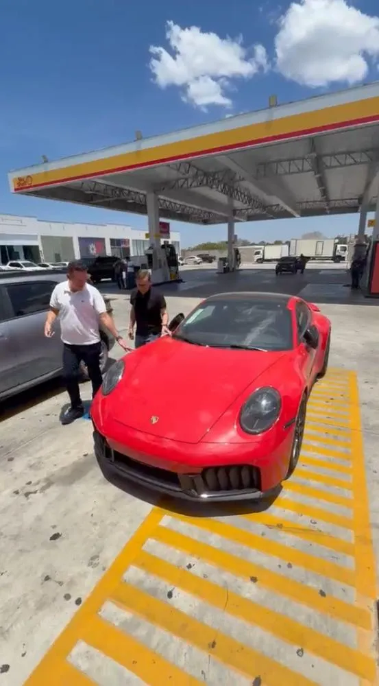 Lulista recebe Porsche de R$ 1,5 milhão após vencer aposta com eleitor de Flávio Bolsonaro